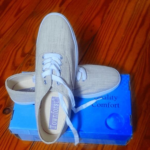 Town forster Sneakers Tan Size 9 Khaki Lace up shoes NWT - Picture 1 of 3